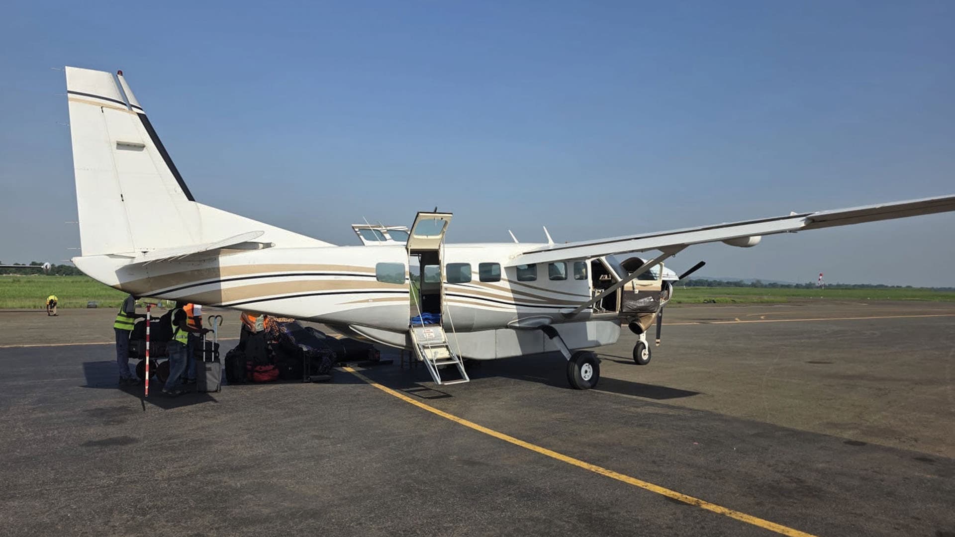 CESSNA-Grand-Caravan-208B_2004-private-jet-on-tarmac